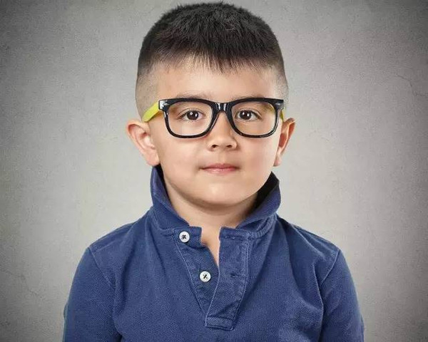 孩子斜视，家长应该如何应对 
